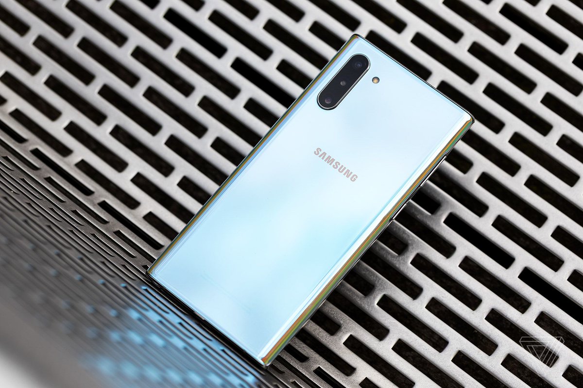 verge's tweet photo. Microsoft will give iPhone users up to $650 toward a new Samsung Galaxy Note 10 https://t.co/s7zdIhawE4 https://t.co/lU8KR4lUSS