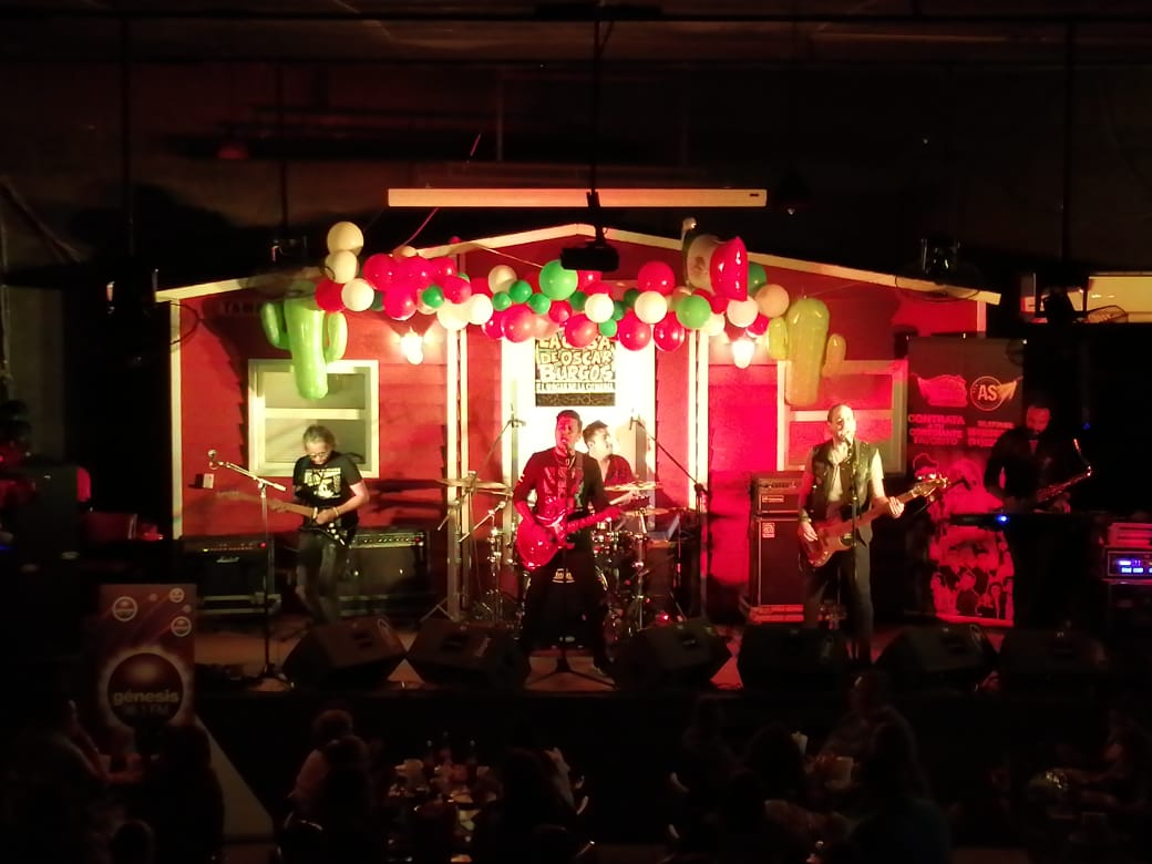 genesis981fm's tweet photo. ⚡Está con nosotros el grupo esperado de la noche🌕 @rockand_lovers 🤩 quiénes deleitarán al público de nuestra #FiestaMexicana 🇲🇽 con sus mejores éxitos🔝 y grandes canciones🎶. https://t.co/kf9ld96Hnc