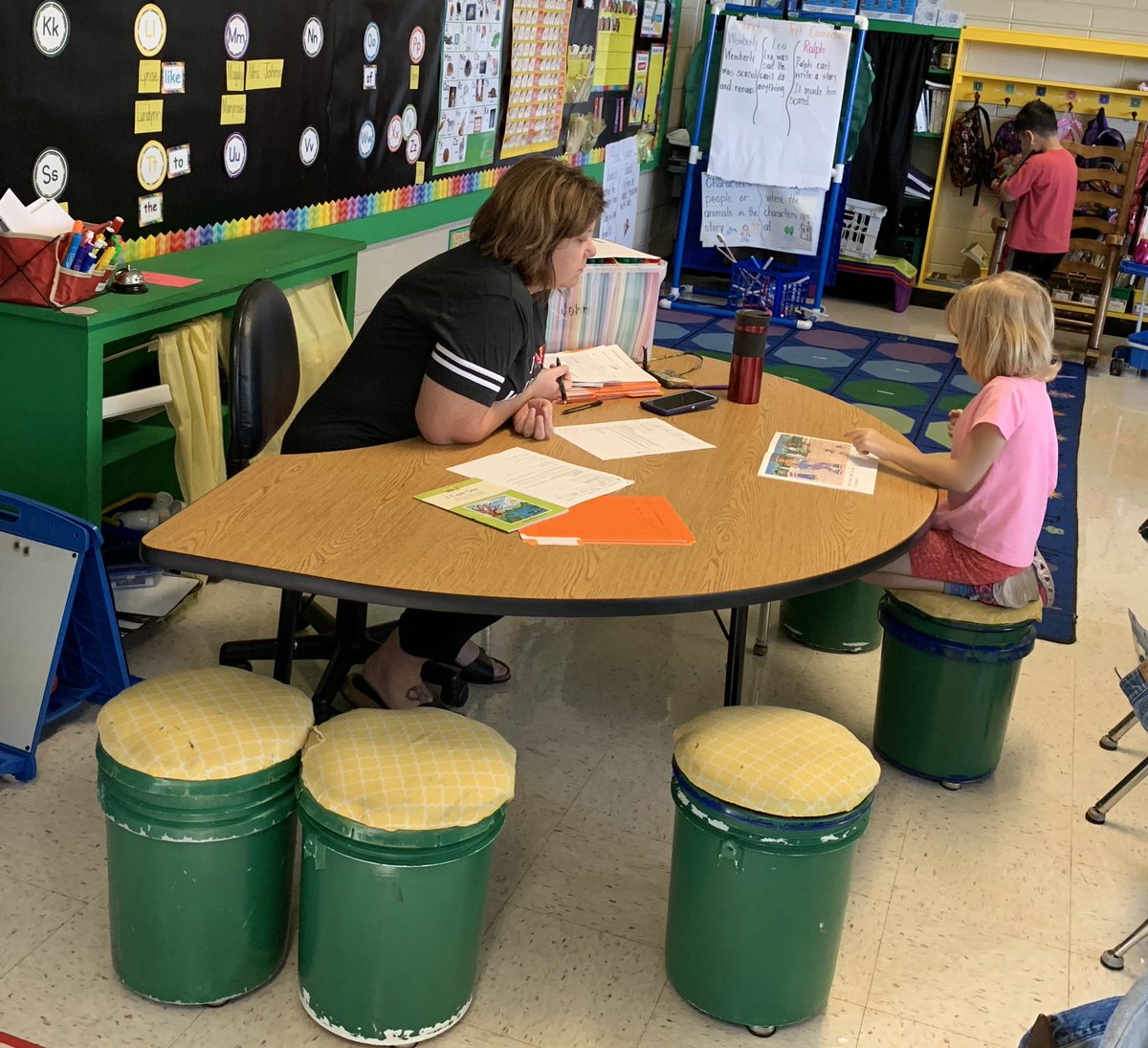 MindyLHubbard's tweet image. @Neosho_Central is busy assessing baseline reading levels with the DRA this week. @dawnjohns1st had some moments to assess while students were engaged in stations. #routinesmatter @christinecawle3 @nathan_manley