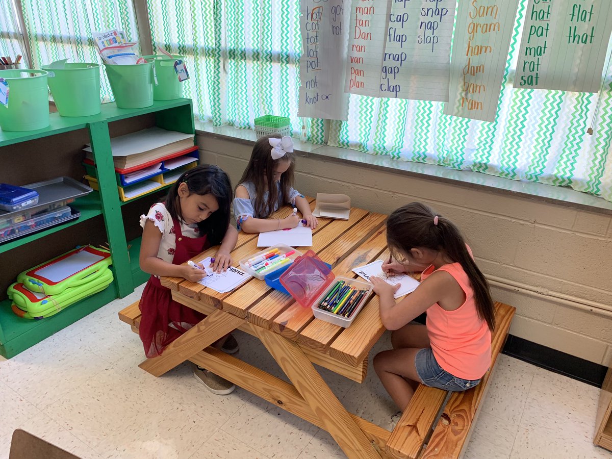 MindyLHubbard's tweet image. @Neosho_Central is busy assessing baseline reading levels with the DRA this week. @dawnjohns1st had some moments to assess while students were engaged in stations. #routinesmatter @christinecawle3 @nathan_manley