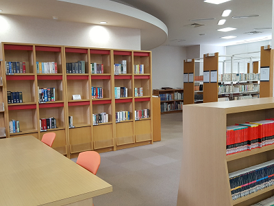 電気通信大学附属図書館 本の配置を換えました 3fの外国語辞書も配置換えいたしました なんと 昨年度まで新聞棚 として使っていた棚のフラップ扉を外して再利用しました 赤い枠は図書館職員によるdiyです 素敵に生まれ変わった棚に入れられて辞書
