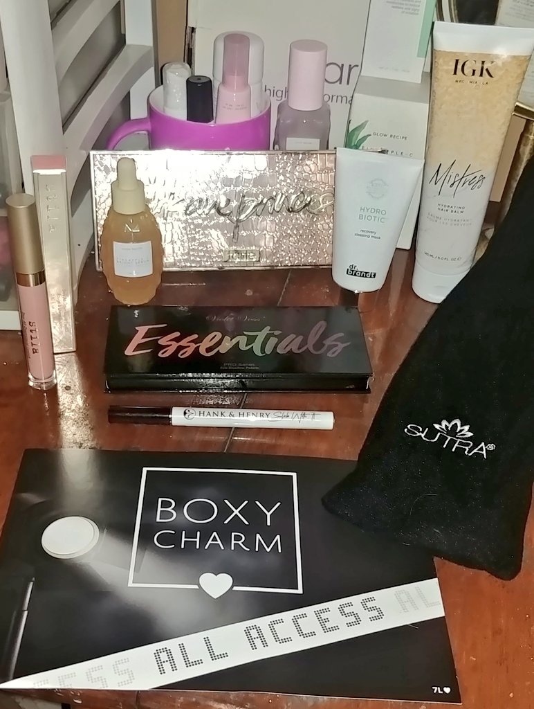 Christinababy74's tweet photo. YaY 😃👍 I got my #BoxyLuxe #BoxyAllAccess #BoxyMail #boxycharm I love EVERYTHING I got!!! Thank you @boxycharm for all these amazing 🤩 products!!
💃🏻doing the happy dance💃 https://t.co/M86FK2apTh