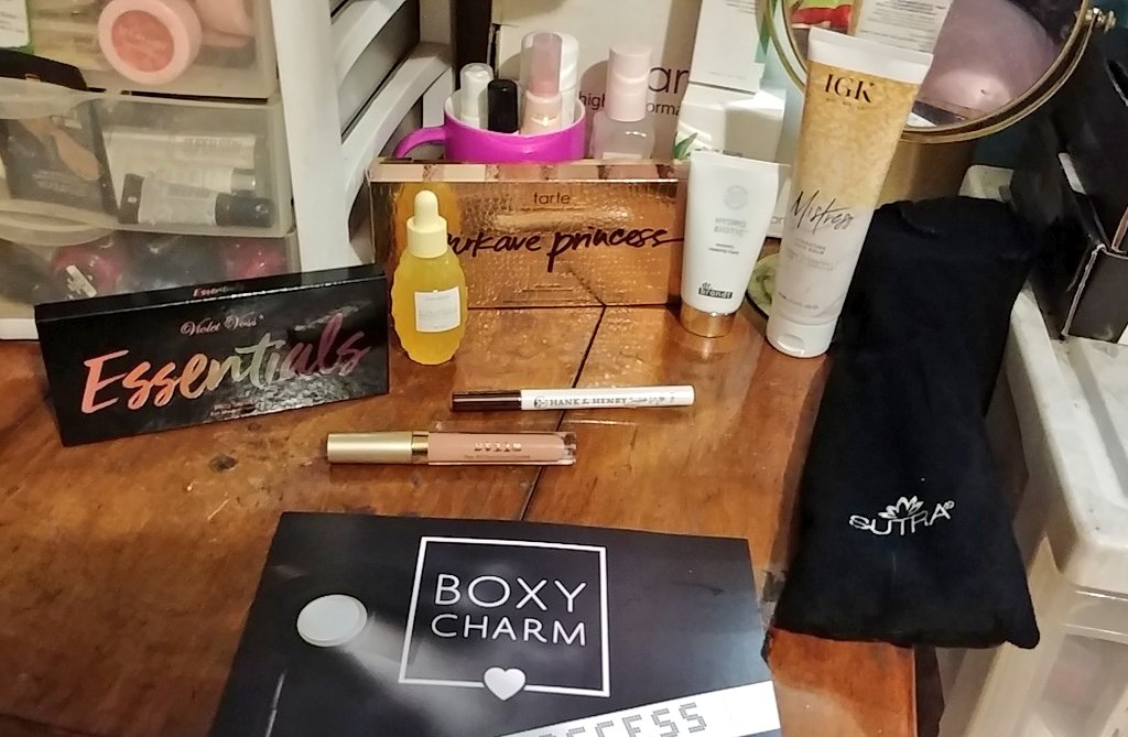 Christinababy74's tweet photo. YaY 😃👍 I got my #BoxyLuxe #BoxyAllAccess #BoxyMail #boxycharm I love EVERYTHING I got!!! Thank you @boxycharm for all these amazing 🤩 products!!
💃🏻doing the happy dance💃 https://t.co/M86FK2apTh