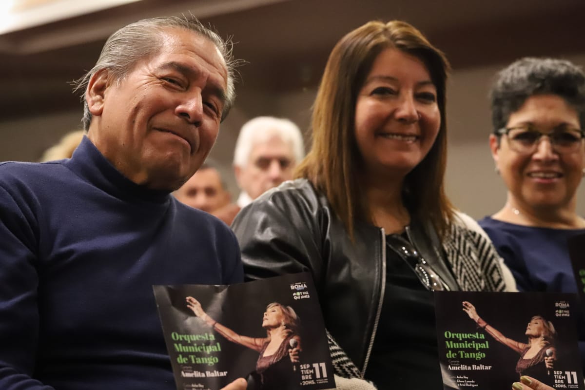 teatro_roma's tweet photo. #Ahora | Noche de tango en #Avellaneda💚
Hoy presentamos a la 🎻 Orquesta Municipal de Tango 🎶 dirigida por la Diego Lerendegui, con la participación de la artista invitada Amelita Baltar.
#RomaTango🎻 #CulturaAvellaneda💚 https://t.co/zGNuQn1REd