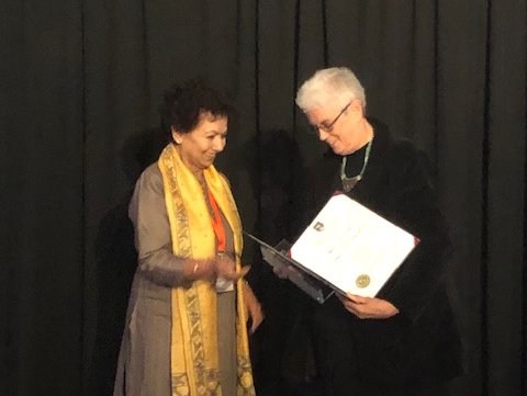 OERu's Learning in a Digital Age #OER course receives <a href="/COL4D/">COL</a> award of excellence at #PCF9. See: oeru.org/news/oeru-rece…  Thanks <a href="/AyJay700/">Andy Brown</a> for accepting the award!