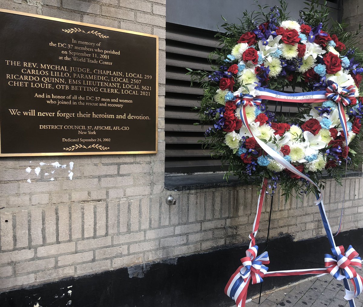 local1407's tweet photo. As we @DistCouncil37 gathered for the 18th time today in front of our Bldg to commemorate 9/11 remembering all those who perished including our members Father Judge of #Local299 Carlos Lillo of #Local2507 Ricardo Quinn of #Local3621 and Chet Louie of #Local2021 @AFSCME @AFLCIO https://t.co/UDVvwgsYo8