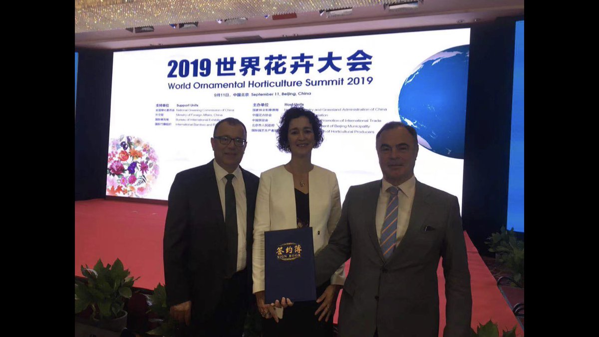 Ondertekening MoU tussen China Flower Association #CFA en Floriade Almere 2022. #China zal deelnemen aan de Floriade 2022! 🇳🇱🇨🇳🤝. Van harte proficiat! @FloriadeExpo <a href="/AgriBeijing/">denoordzee</a> <a href="/AgroBericht/">AgroberichtenBuitenland</a> <a href="/NLinChina/">Embassy of the Netherlands in Beijing</a>