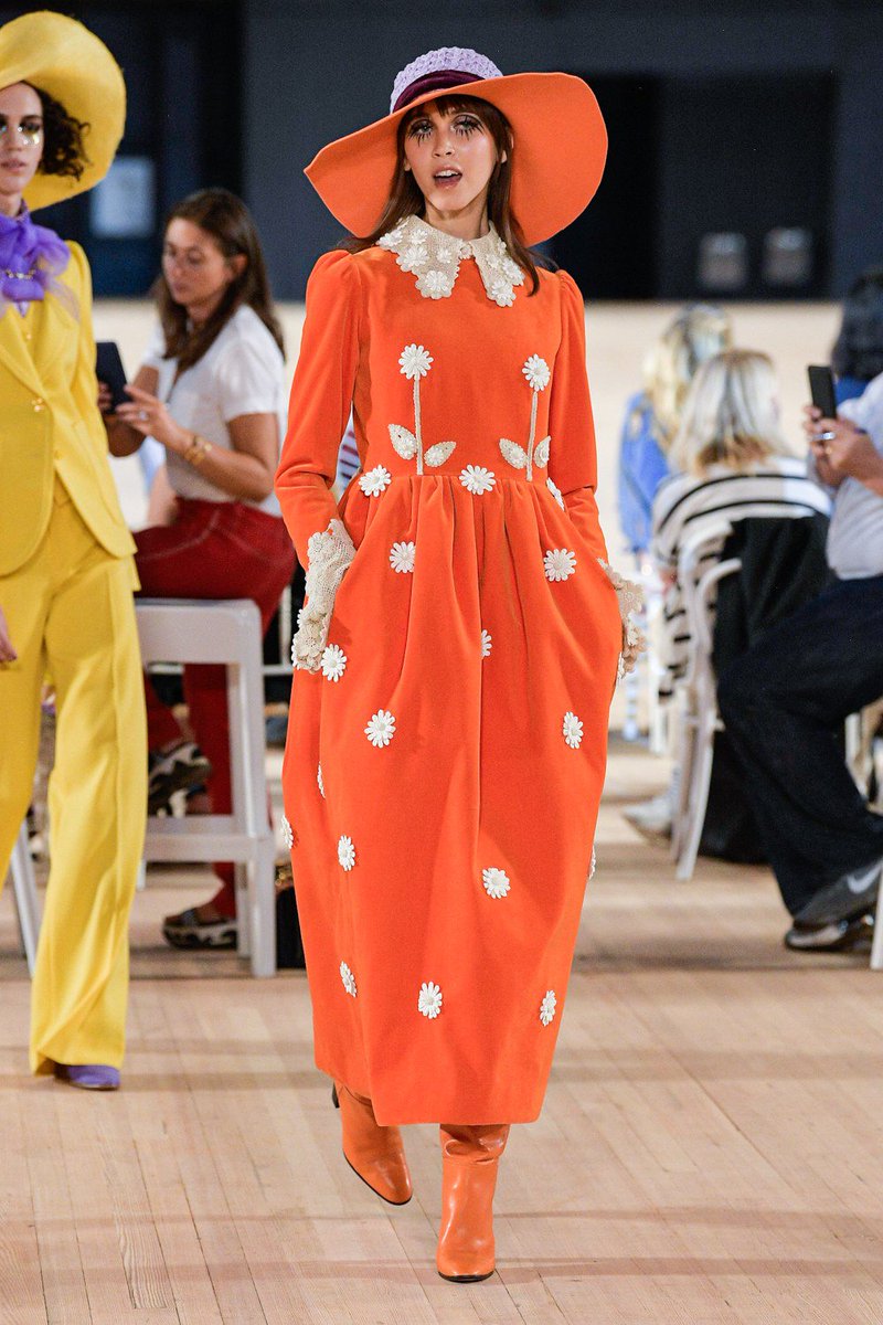 VogueRunway's tweet photo. .@MarcJacobs's Spring 2020 collection is in! See every look now: https://t.co/a4RDZduMCI https://t.co/elIfzpiRVE