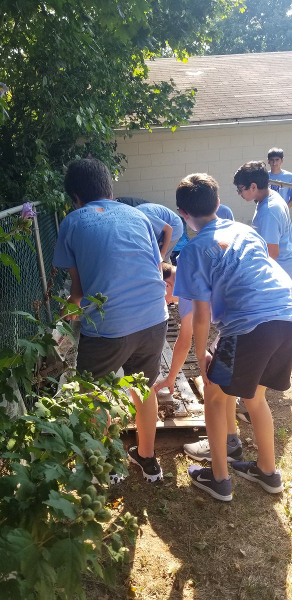 coachnteachn's tweet photo. These boys came to serve! Sunrise Assisted Living in Leesburg were so excited to get help from these Bears! #BAMServes19 @BAM_MS_Official https://t.co/W2wcE3DWrv