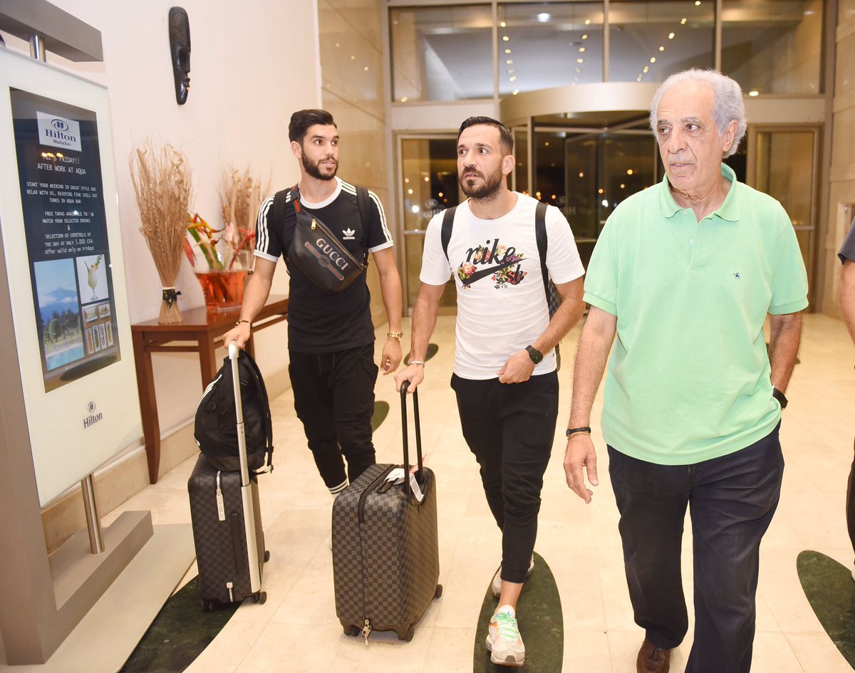 AlAhly's tweet photo. وصول معلول وأزارو فندق إقامة فريقنا بغينيا الإستوائية. 📸💪
@AliMaaloul @walidazaro 

#يلا_يا_أهلي https://t.co/cyNKXgpRrE