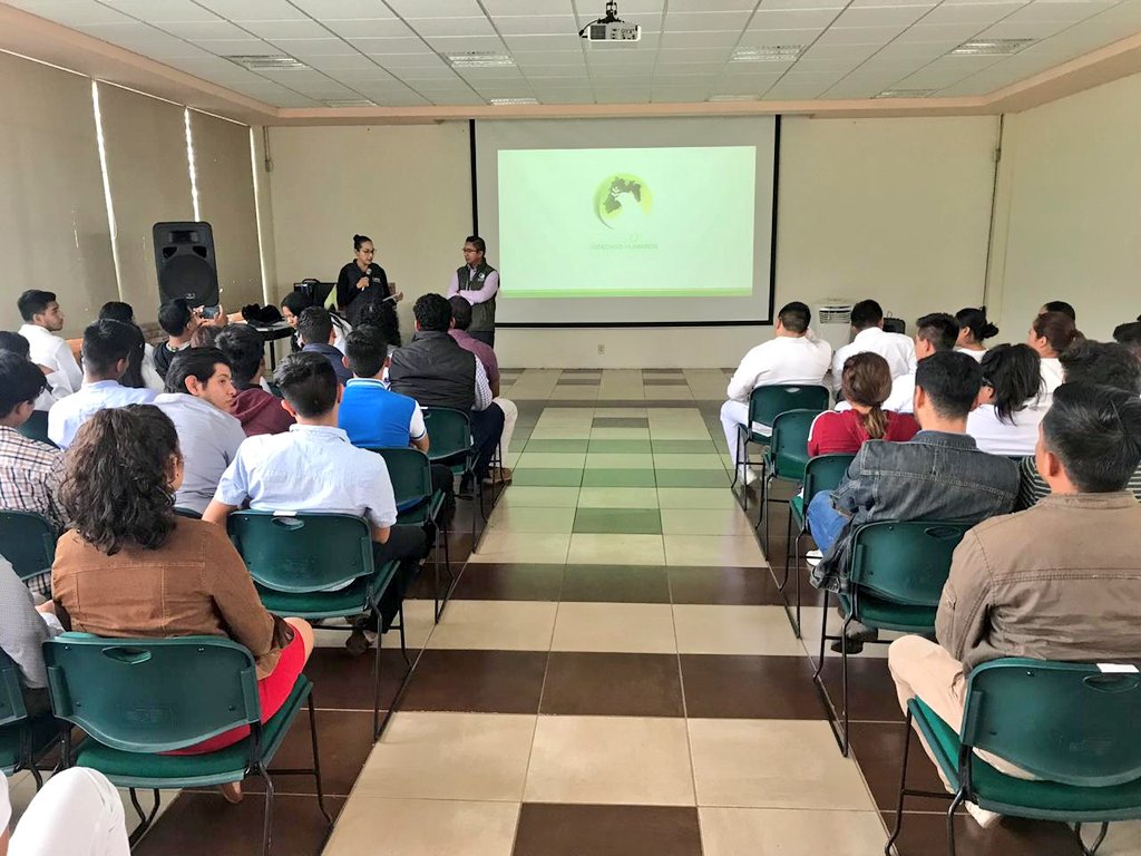 CODHEM's tweet photo. Capacitadores de la #Codhem impartieron una conferencia en la Universidad Mexiquense del Bicentenario, plantel Tejupilco, para sensibilizar a los estudiantes sobre la trata de personas y el daño que este delito puede ocasionar a la víctima y sus familias. #coDHemContigo https://t.co/HCYXL5TnVv
