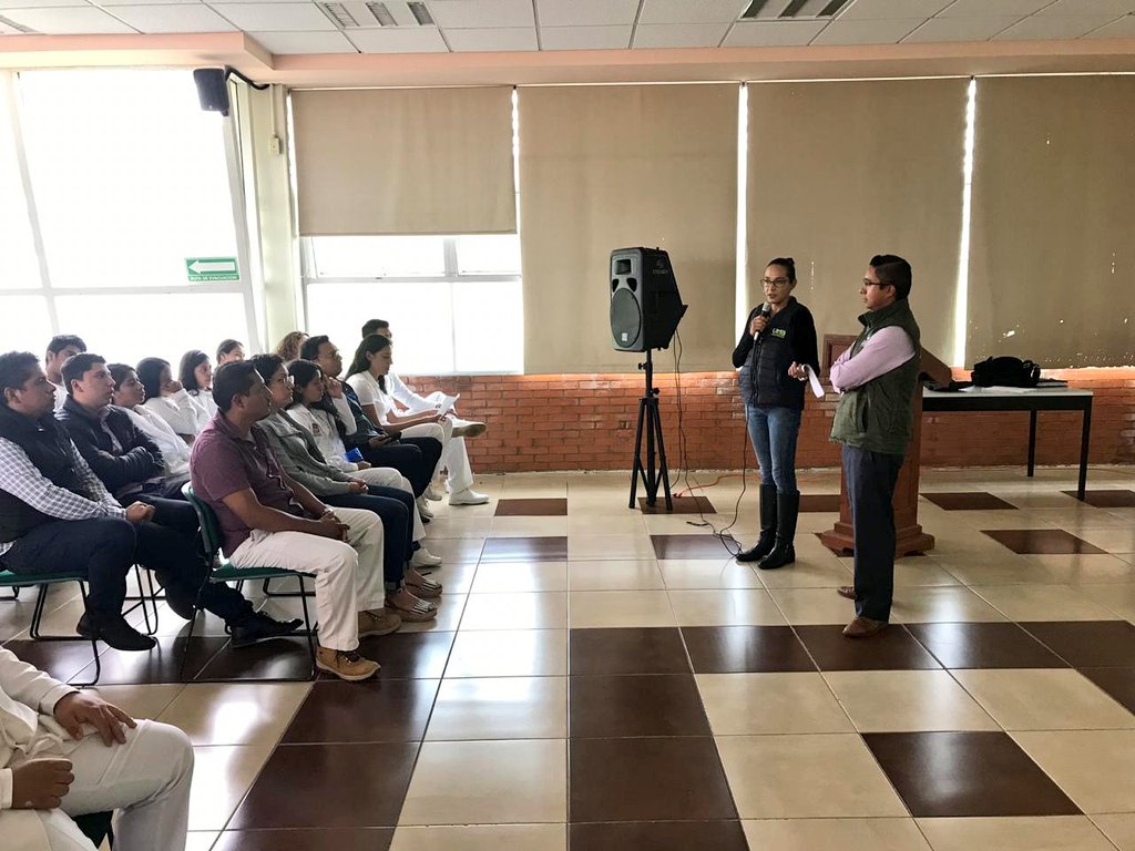CODHEM's tweet photo. Capacitadores de la #Codhem impartieron una conferencia en la Universidad Mexiquense del Bicentenario, plantel Tejupilco, para sensibilizar a los estudiantes sobre la trata de personas y el daño que este delito puede ocasionar a la víctima y sus familias. #coDHemContigo https://t.co/HCYXL5TnVv