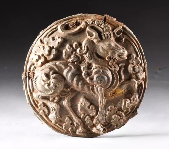 xujnx's tweet photo. Silver decorative items from a Xiongnu aristocratic tomb at the site Gol Mod II, 350 km west of Ulaanbaatar, Mongolia. Excavated jointly by Mongolian &amp; Chinese archaeologists, the tomb is the only one whose sumptuous contents have not been disturbed by robbers or natural forces. https://t.co/K4D4myF13E