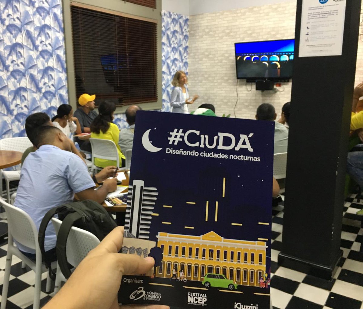 Camarabaq's tweet photo. Hoy exploramos junto a nuestra comunidad de #ProtagonistasDeCiuDÁ el  potencial de las ciudades nocturnas y su importancia en la dinamización de la economía local y conexión de sus habitantes con el territorio. #ComunidadCCB

#NoConociElPalma
#CiuDA
#CiudadesNocturnas https://t.co/BBCIrihRGQ
