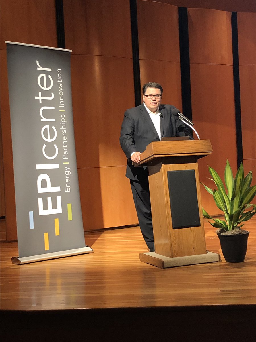 OCIEnergy's tweet photo. @EPIcenterUS Global Lecture Series featuring former #Texas Secretary of State, Rolando Pablos talking about #cleanenergy economy. #GLSV #investment @EPIcenterCEO @Paula_GW @Cris_Eugster @cpsenergy https://t.co/VBXfKc7SyG