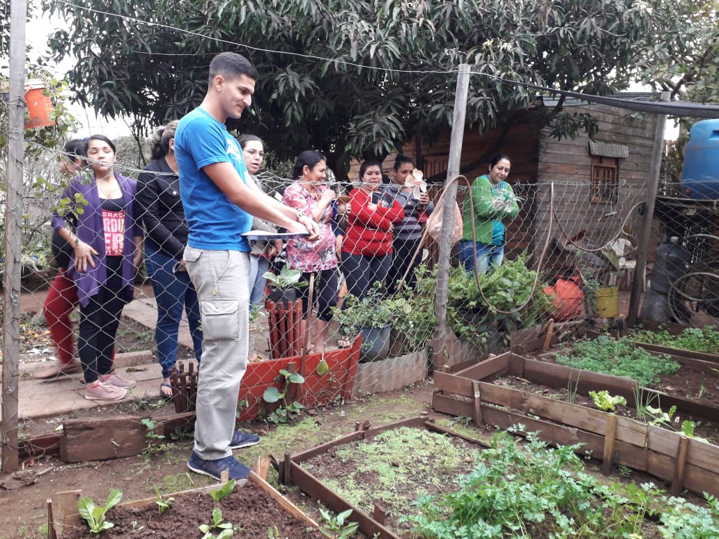 Sub_Dproductivo's tweet photo. Por la mañana también estuvimos en los barrios, 1 de Abril y Tacuaritas de Posadas en el cual se hizo una presentación de los temas que serán dados  en los talleres/capacitaciones, las actividades es en conjunto con la Fundación de  Desarrollo Agropecuario (FUDA) 
@AgriFam2016 https://t.co/W27ELN0Cmh