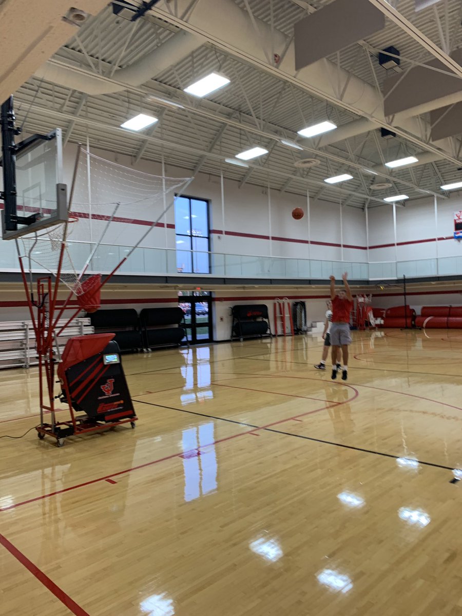 JacksonIronmen1's tweet photo. Great to see guys coming into basketball after they have already been in another sport working on their game! #brellas https://t.co/A1yLgdxlUR