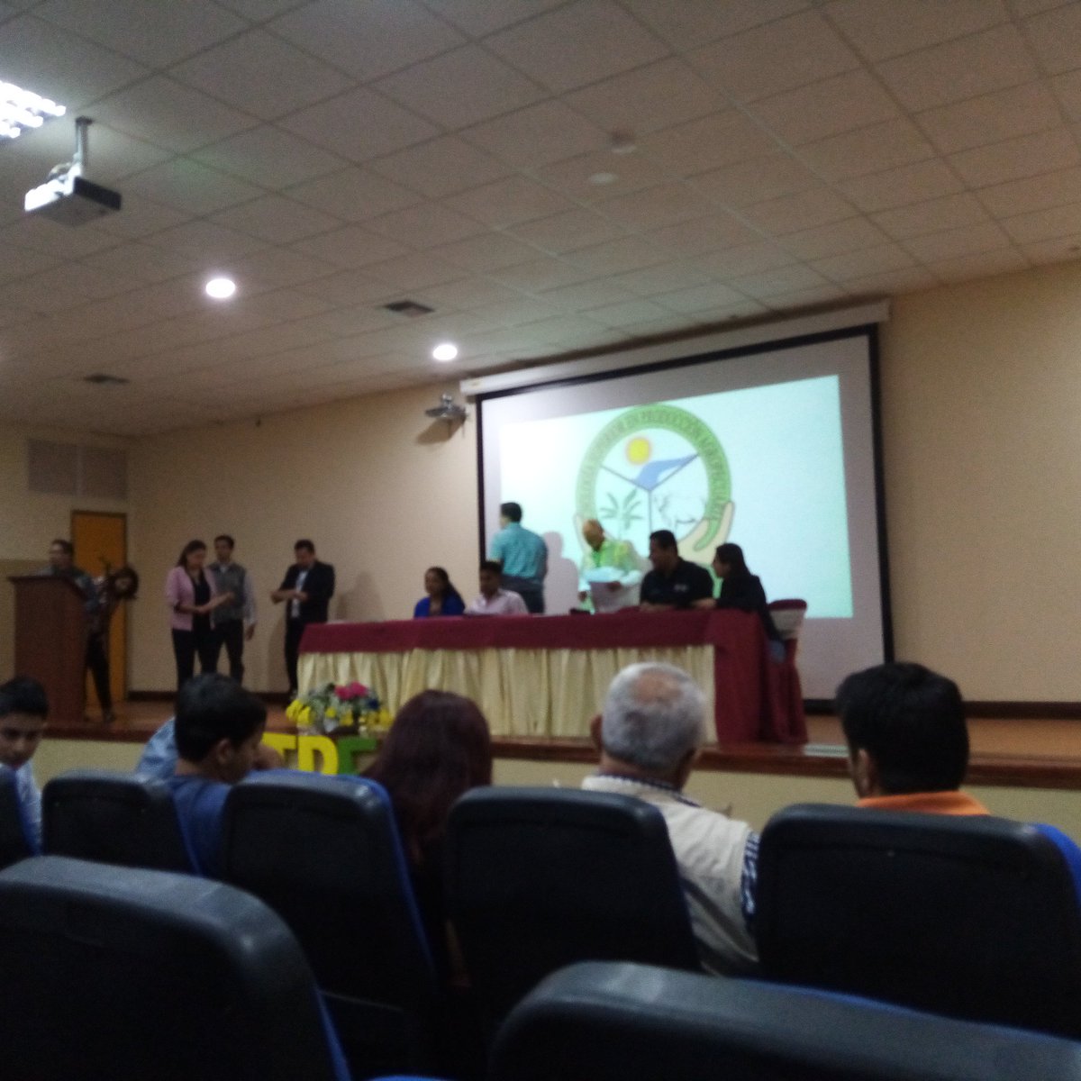 JORGE_ZA2000's tweet photo. #YoEstudioAgropecuariaIstpem
3 dia de las I jornadas tecnológicas innovación y productividad Agropecuaria me é nutrido de mucho conocimiento y no sólo de conocimiento sino de conferencias motivaciónales me siento orgulloso de estudiar esta carrera Agropecuaria. https://t.co/HWuKTS5aq5