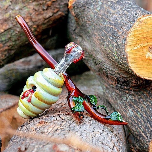 PipelineDistro's tweet photo. That #BusyBee 🐝 #Honey 🍯 #Drip 💦 💦 #DoTheMath ➕➖✖️➗ #Mathematix #Beehive #Rig #710 #420 #Dab #Dabs #HoneyDrip #Art #Functional GlassArt #DailyGlassPic #Dabbers #BestOfGlass #GlassOfIG #WeedHumor #beehives #DabbersDaily #TerpArmy #710Society https://t.co/LFQZRIieoK
