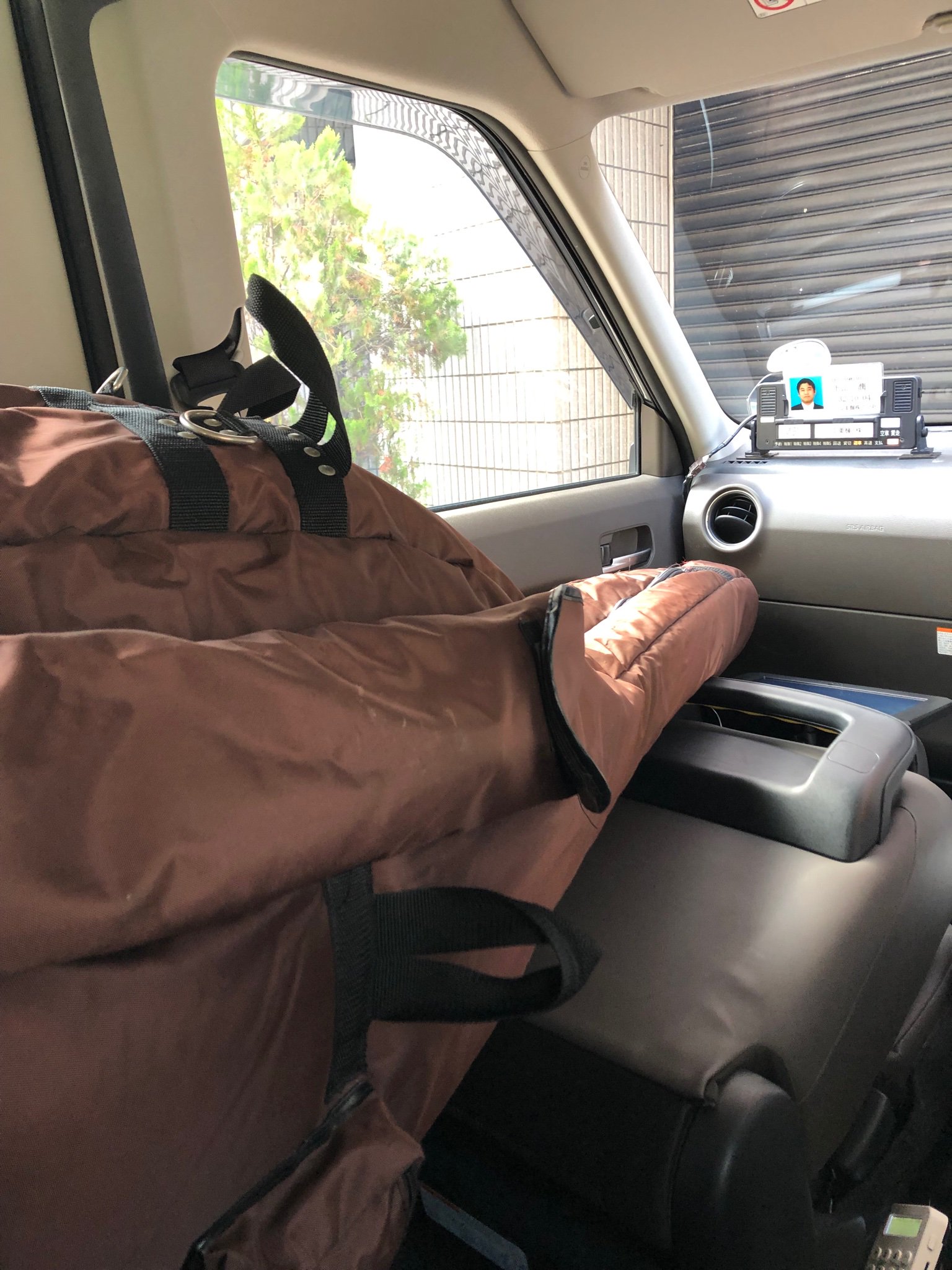 鳥山穣 全てのコントラバス奏者へ捧ぐ ジャパンタクシー車内の一コマ これで2人座れてアンプも積めます T Co Pkv25cbgck Twitter