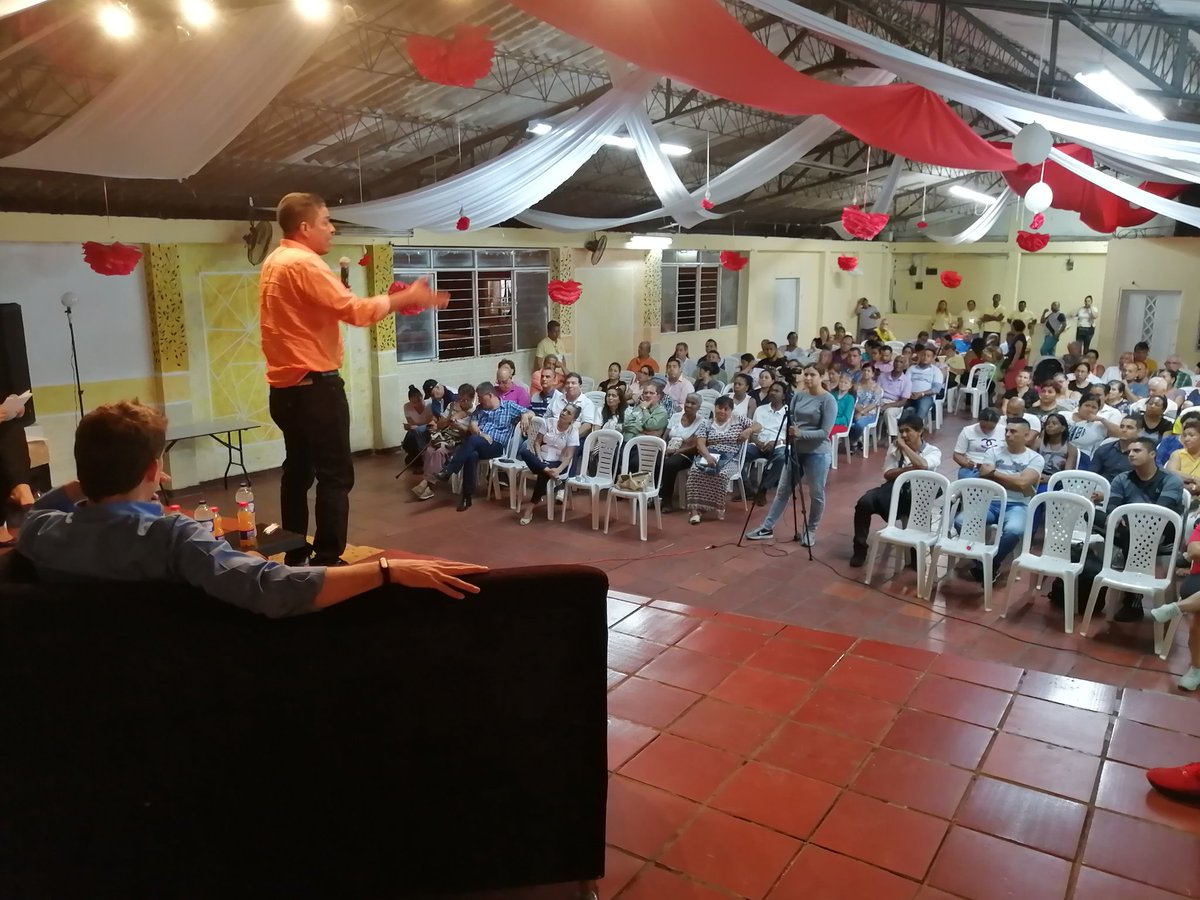 PrensaAlexDuran's tweet photo. Total respaldo y confianza en @EMCALIoficial Si a nuestra empresa le va bien, a Cali le va bien. Trabajaremos de la mano en la recuperación de 250 kilómetros de malla vial cada año. https://t.co/9FrubsLk3w