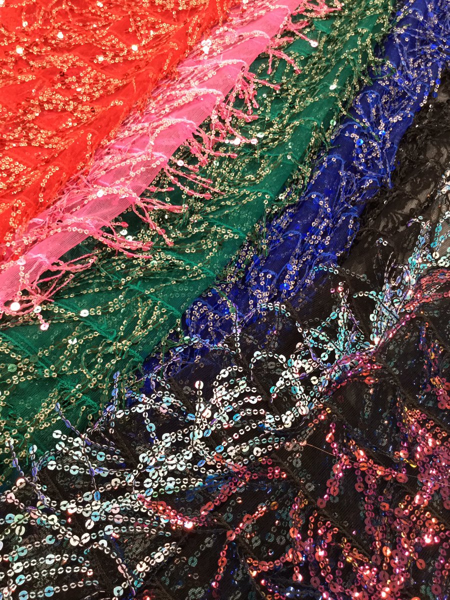 特殊生地 衣装生地のフジカケ Pa Twitter 今オススメです 海外でも流行の続くフリンジ生地がオーロラやグリッター付きのスパンコールによってより華やかに Fi2672 スプラッシュfスパン 黒 黒 オーロラ Fm2678 スプラッシュfグリッター 赤