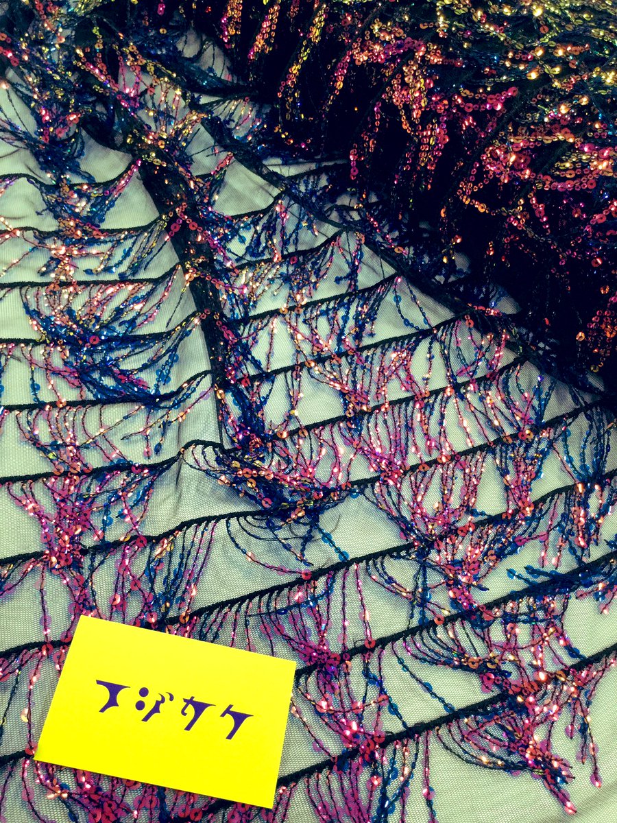 特殊生地 衣装生地のフジカケ Pa Twitter 今オススメです 海外でも流行の続くフリンジ生地がオーロラやグリッター付きのスパンコールによってより華やかに Fi2672 スプラッシュfスパン 黒 黒 オーロラ Fm2678 スプラッシュfグリッター 赤