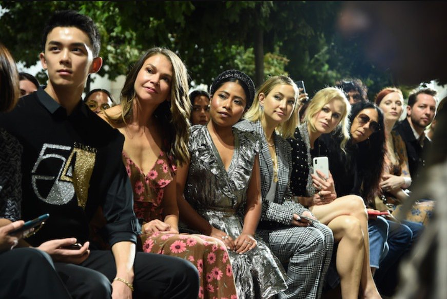 YoSoiTuLSR's tweet photo. #YoSoiTu #FOTOS Yalitza Aparicio estuvo en primera fila en desfile de Michael Kors junto a Nicole Kidman y otras celebridades  #MichaelKorsCollection https://t.co/CTrKQz1WVV https://t.co/sncBA1f8c3