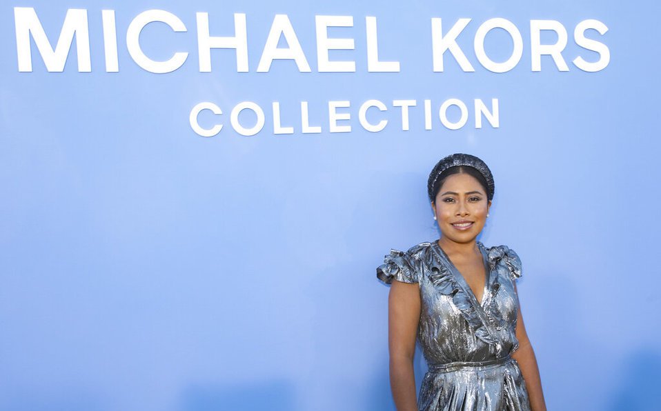 #YoSoiTu #FOTOS Yalitza Aparicio estuvo en primera fila en desfile de Michael Kors junto a Nicole Kidman y otras celebridades  #MichaelKorsCollection yosoitu.lasillarota.com/gente/estilode…