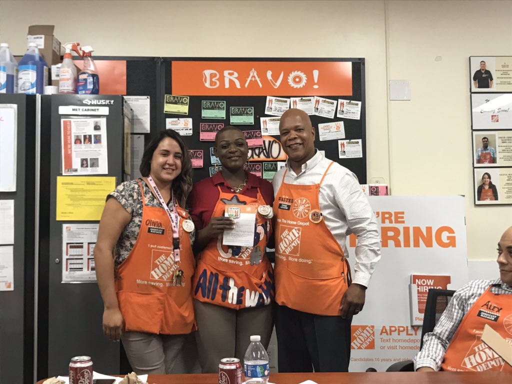 Oscar86604735's tweet photo. Meet Jackie Broom outstanding DS being recognized by Olivia SASM and Walter SM! She an inspiration and amazing individual. Blessed to meet her today! https://t.co/HZH2BdlcB4