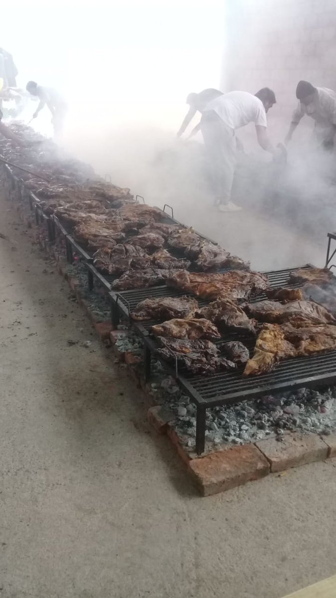 Turcumano's tweet photo. 2.000 kilos de asado y 1.000 de embutidos

Así se juntaron los que van a pedir por la EMERGENCIA ALIMENTARIA

Alberto Fernandez, Manzur, Daer y comitivas https://t.co/VVxwcXDvyE