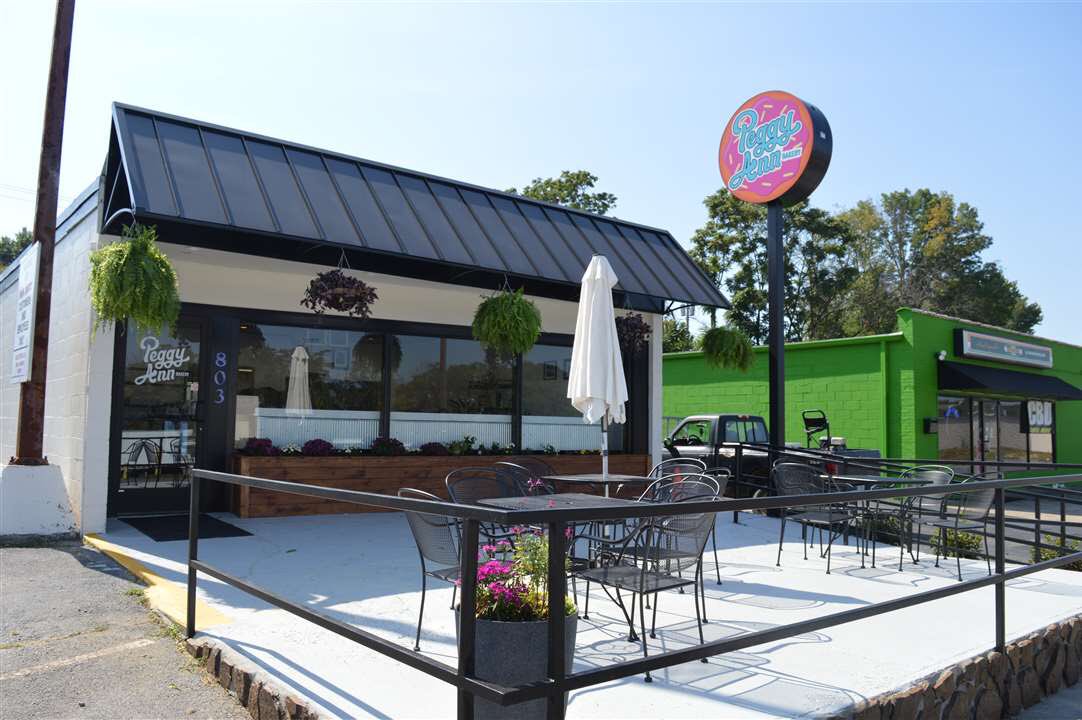 DowntownJCTN's tweet photo. W Walnut street just got sweeter!🍩 Welcome to the Downtown Johnson City family, Peggy Ann Bakery!! Peggy Ann Bakery had their grand opening today for their Downtown Johnson City location!🍪🍩 https://t.co/MNiH0jl76z