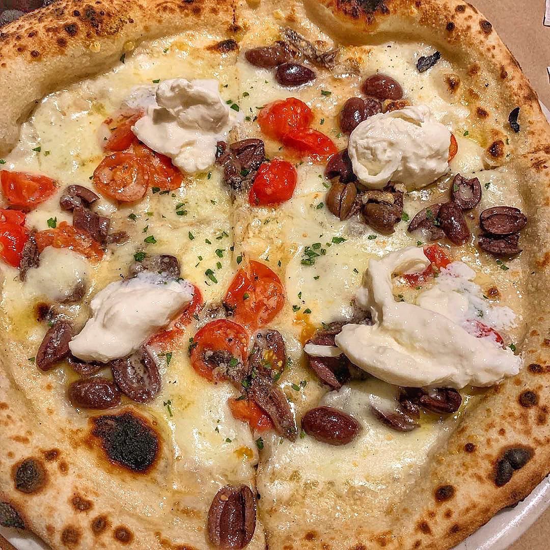 The gifts🎁 of both earth🏞 and sea🌊 all in one place 🤩, is not something fictional 🤯❕
This pizza🍕 with black olives⚫, Anchovies🐟, Burrata🐮, Mozzarella cheese🐄 and Cherry Tomatoes🍅 , is the link🔗 between of two different, yet close 🤝 worlds🌎 brought to the table 🤤❗️