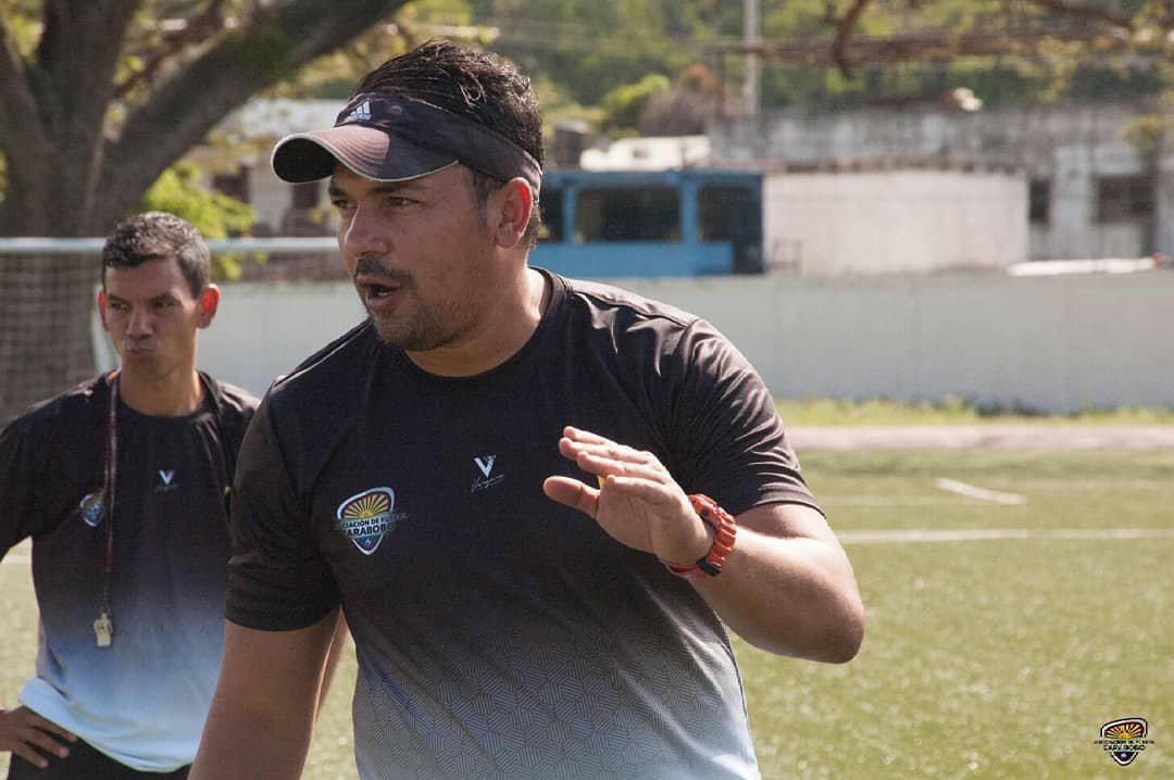 asofutbolcbo's tweet photo. #SelecciónCBO 🎖️ | Este miércoles, la Selección Masculina Sub-17 del Estado Carabobo, dirigida por @DTJeremyNowak, se trasladó hasta Puerto Cabello.

Allí, se dictó una clínica deportiva a más de un centenar de jugadores, pertenecientes al Club San Esteban.

#SomosElPrimerPaso 🏅 https://t.co/hjtt1U3gNu