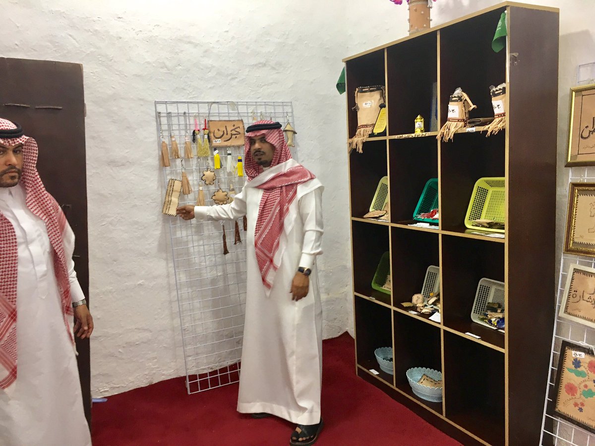 creativenagran's tweet photo. #مركز الإبداع الحرفي بنجران  @creativenagran # برنامج بارع  @SHP_KSA                                      #نجران_الان المركز مفتوح يوميا من الساعه ٤ عصرا الي  ٨ مساء                       زيارة وفد الخدمة المدنيه           
             نتشرف في زيارتكم https://t.co/noxb1iybhw