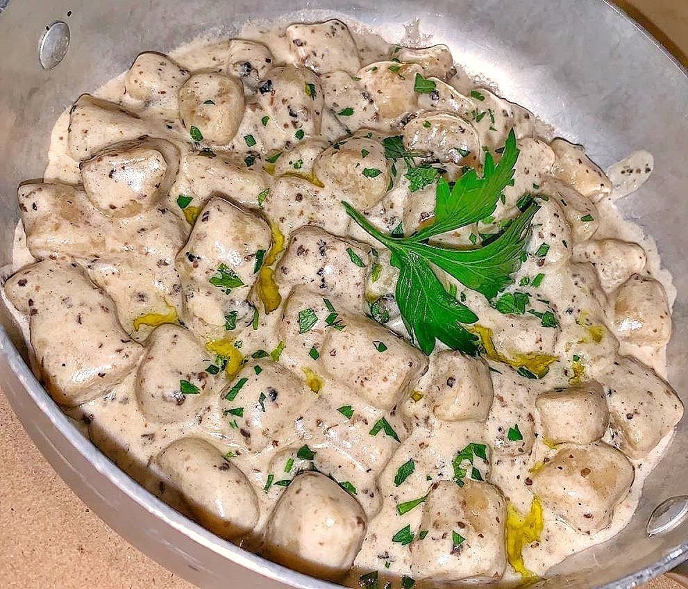 If you wanted to be a true gentleman🎩, this is what you were looking for 🤩❕ A lighted candle🕯, a glass of wine🍷, and you're immediately in the mood 😌, for our Black Truffle Gnocchi 🥔, a noble dish, for true connoisseurs 👌🏻‼️
