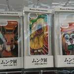 自撮り女注目!ムンク展のピカチュウとイーブイがまるで変顔しない女だ!