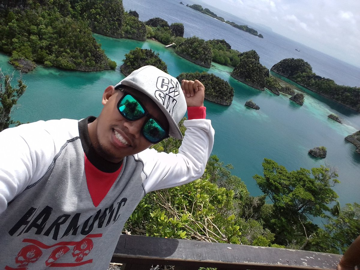 Zulham_c6's tweet photo. ini adalah salah satu laut indonesia yg bebas dr polusi, bening gitu...kalo laut nya keg gini kan adem liatnya

#LautBersihBikinBaper
#rajaampat #WestPapua #piaynemo https://t.co/TpAb7bSiSk