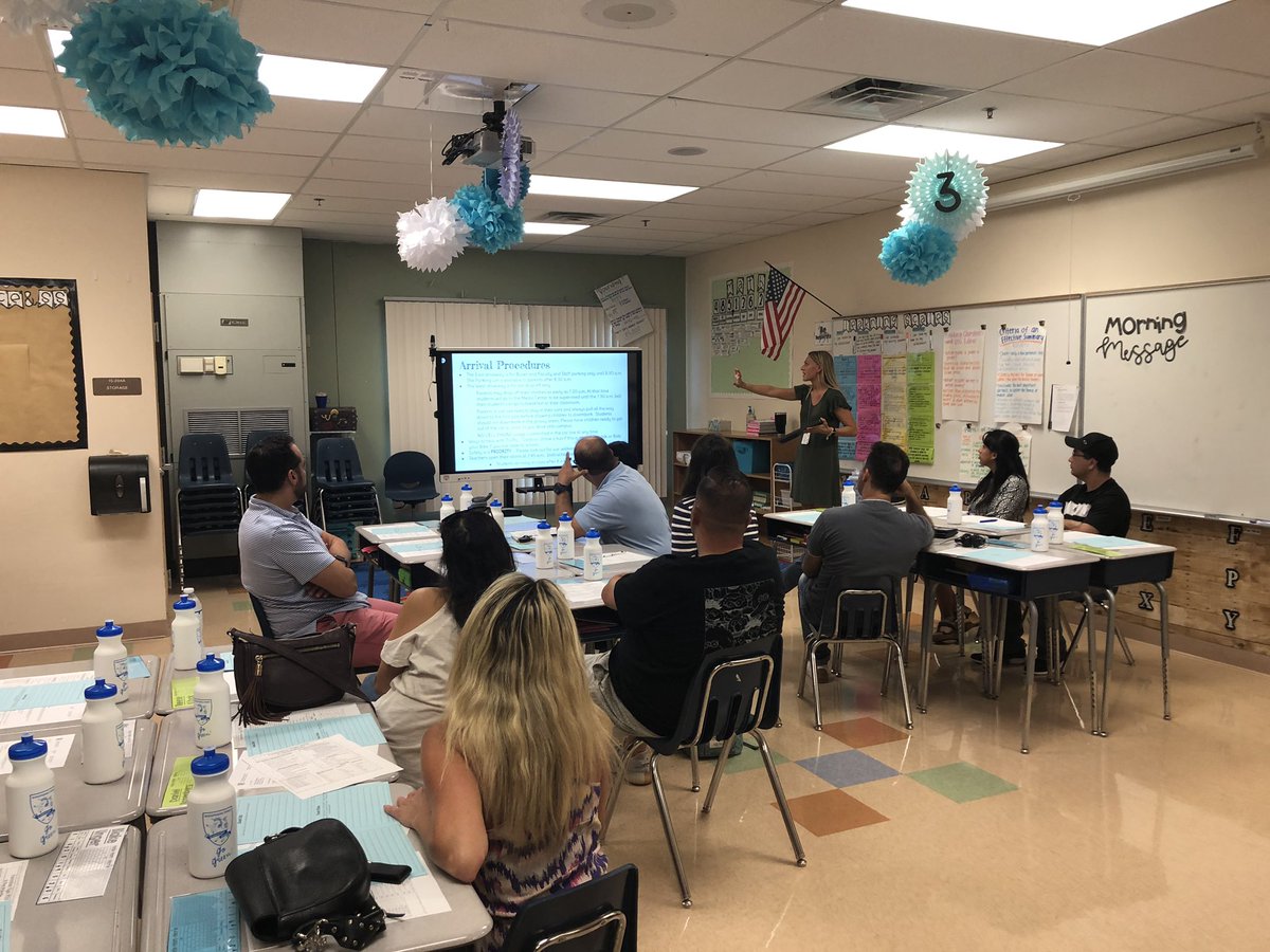 CLES_Principal's tweet photo. Trailblazers using the flat panels for curriculum night! Parents really enjoyed seeing the new tech! This is just one our many trailblazers! Way to go! @msvidmar @RiemerBarbara https://t.co/diLbxsqHPM