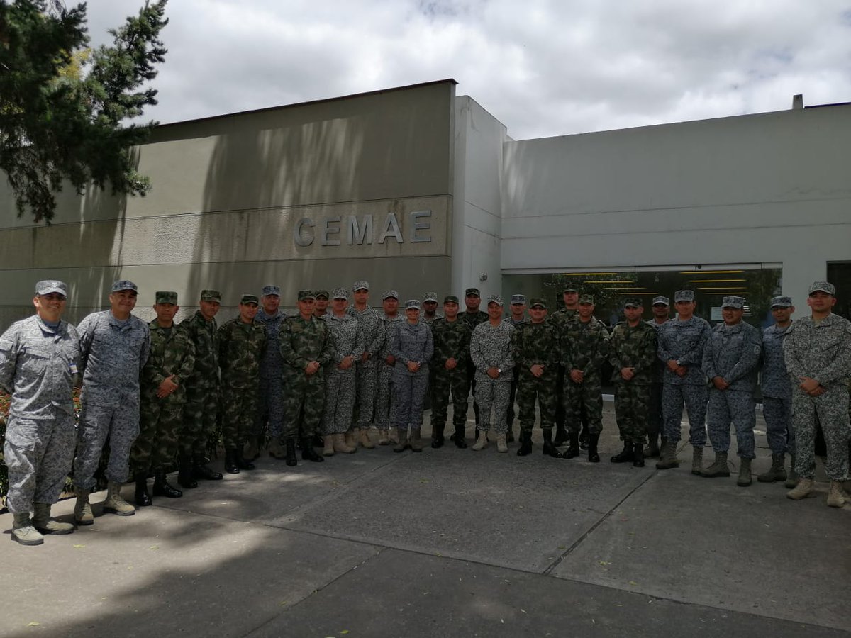 JEFSAFAC's tweet photo. #EnFotos | Visita a la Dirección de Medicina Aeroespacial #DIMAE de los suboficiales jefes que están realizando curso de Jefe Comando del #EJC, #ARC y #FAC Conociendo las capacidades y fortalezas de la medicina aeroespacial de la @FuerzaAereaCol https://t.co/WRT0zztbdx