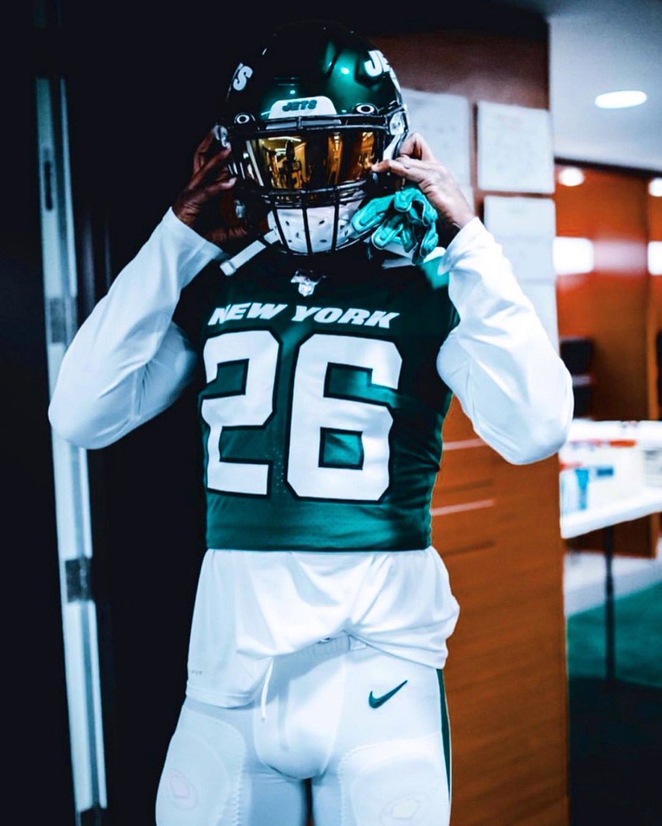 LeVeonBell's tweet photo. Back at it Monday night... ✈️ https://t.co/q4xpgoA2Ic