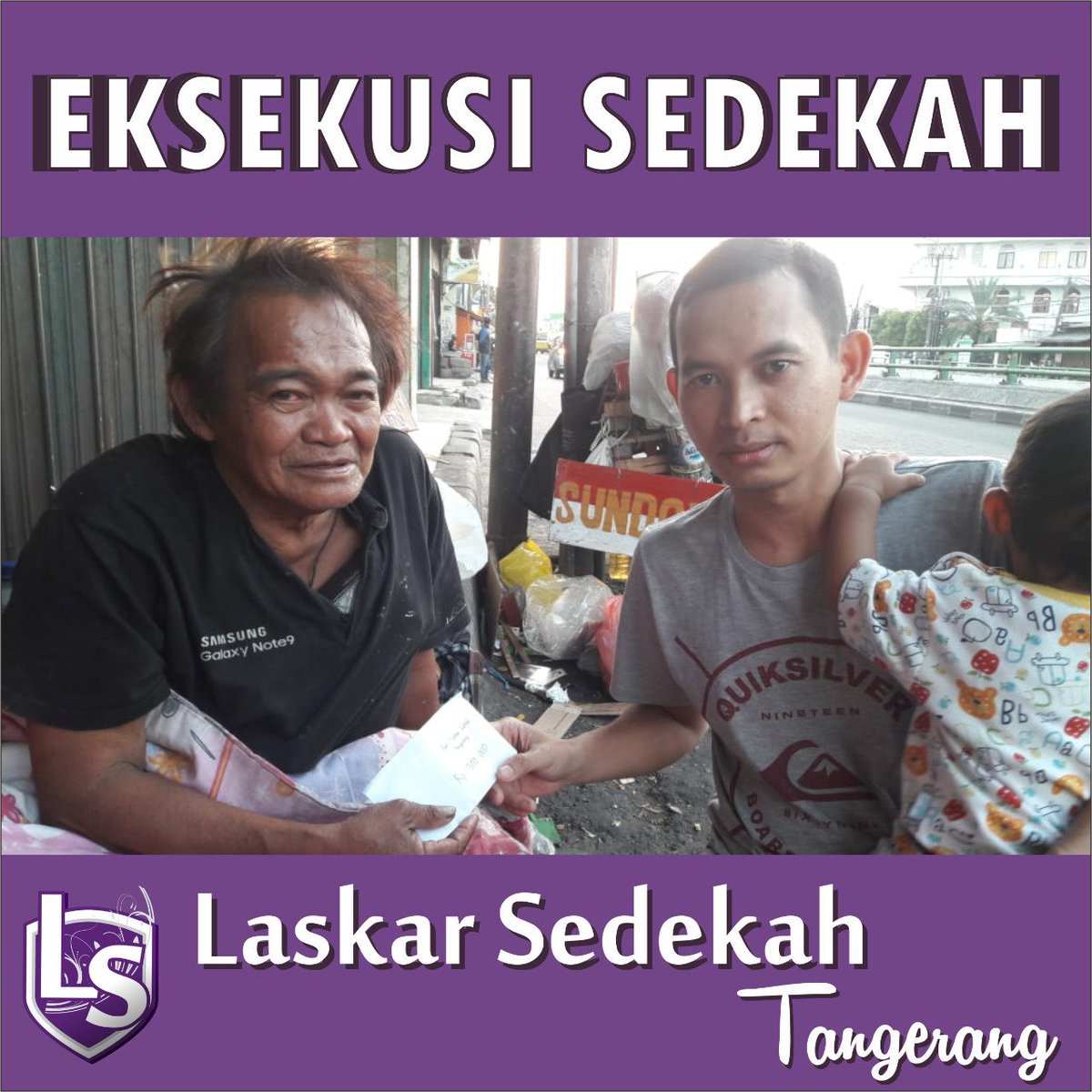 [EKSEKUSI SEDEKAH]
.
Alhamdulillah salah satu Pasukan Laskar Sedekah Tangerang telah menyalurkan amanah donatur uang tunai sebesar Rp 300.000,- untuk Bapak Sundoro usia 53th yang sehari-hari biasanya tinggal diemperan toko daerah ciledug (tidak memiliki tempat tinggal)