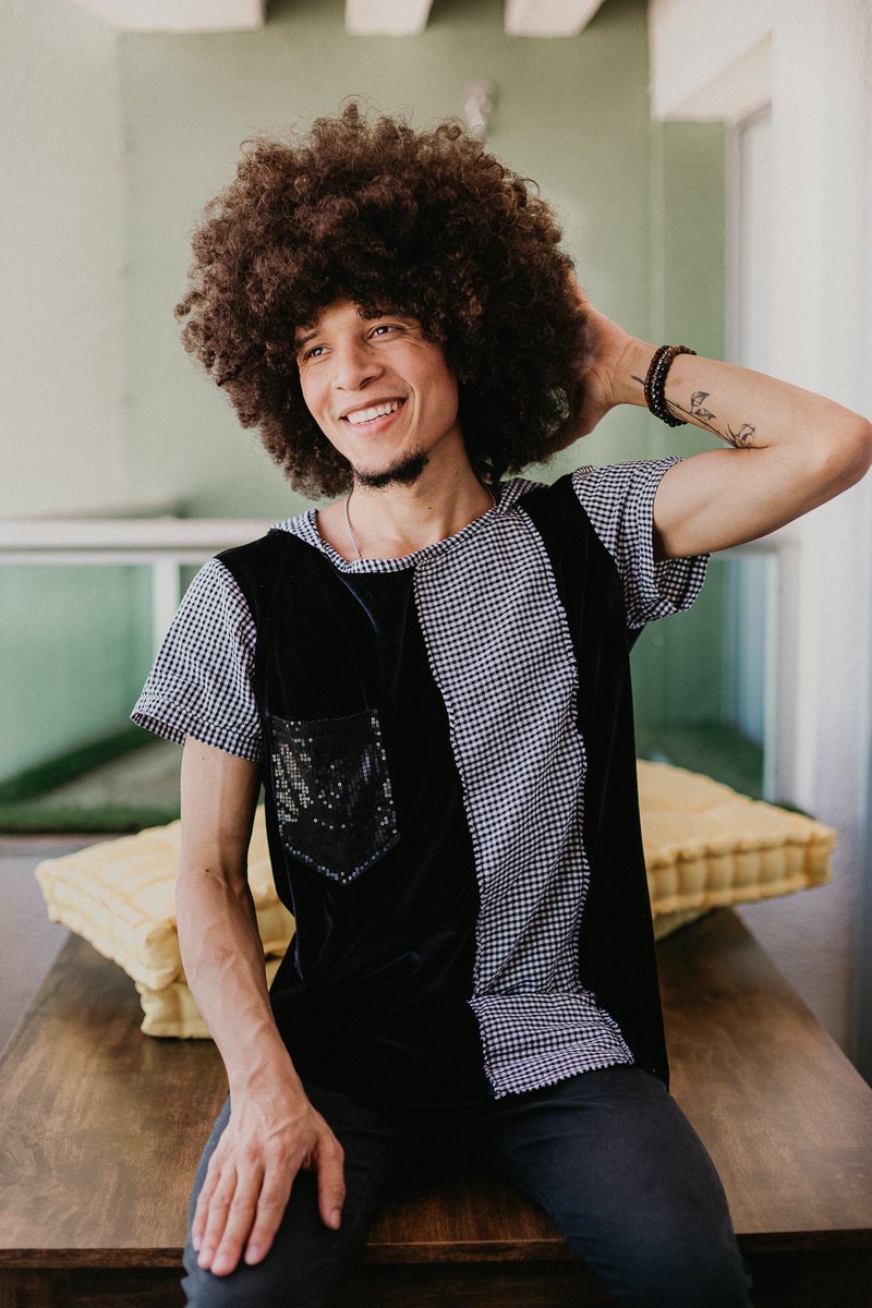 williankessley's tweet photo. Passando com pose de modelo para avisar que amanhã é a penúltima noite de Rodadas de Fogo no The Voice Brasil 🔥 Que dia será que eu apareço? Estão ansiosos? SIM 🙋🏽♂️#thevoicebrasil #rodadasdefogo https://t.co/BuwHBmP6i8