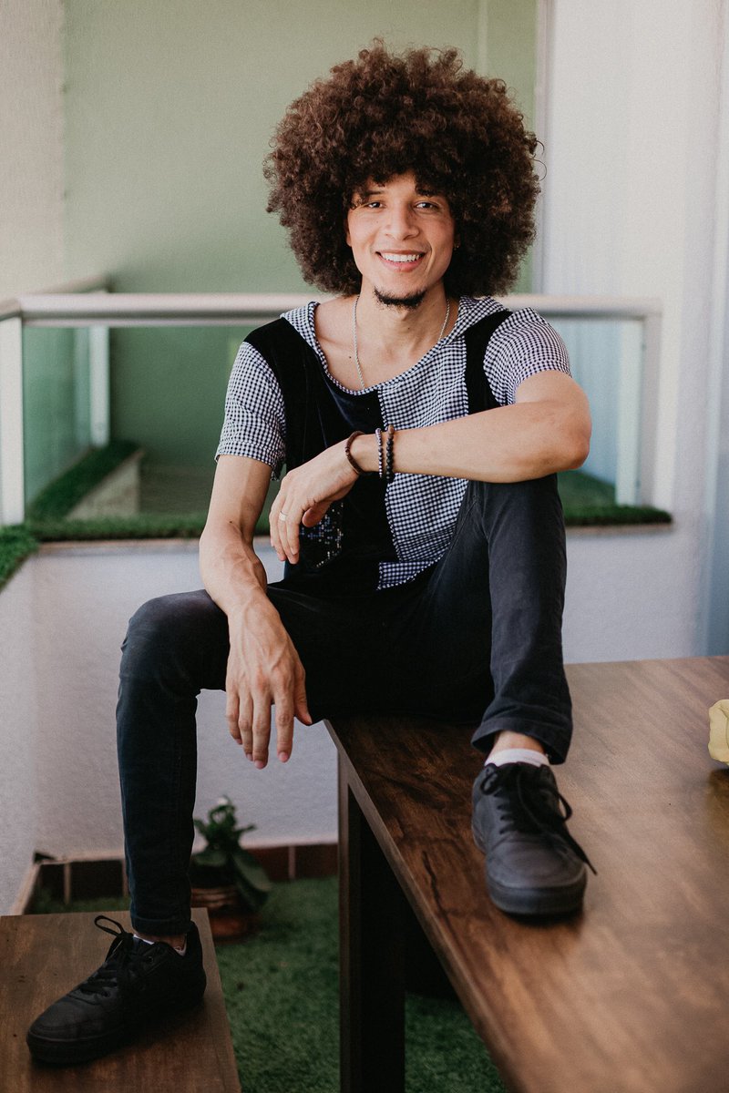 williankessley's tweet photo. Passando com pose de modelo para avisar que amanhã é a penúltima noite de Rodadas de Fogo no The Voice Brasil 🔥 Que dia será que eu apareço? Estão ansiosos? SIM 🙋🏽♂️#thevoicebrasil #rodadasdefogo https://t.co/BuwHBmP6i8