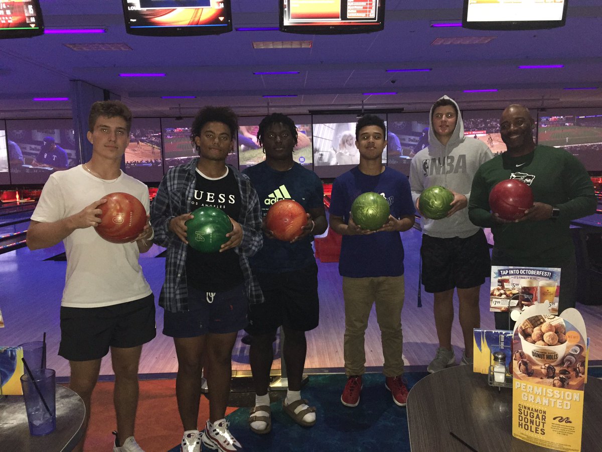 l4for4's tweet photo. Running Backs Dinner tonight at Main Event bowling and Pizza with these guys was a blast!  @jonthekid35 @Brock_j_3 @Kdadams1 @maj3ston @CedarParkFB #WinnersWin #LouWill #YesIWon https://t.co/5mzLJM2iKD