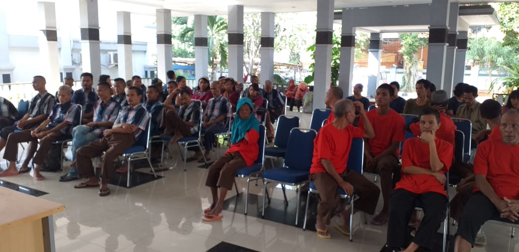 BanhubJateng's tweet photo. Pemulangan 50 org WBS (Warga Binaan Sosial) asal Jawa Tengah yg ada di Jakarta dari Panti @PSBIBangunDaya1 @psbibangundaya2 @psbl_hs2 kembali ke Jawa Tengah. @dinsosjateng @ganjarpranowo.
Terima kasih atas peran serta dan kerjasamanya @DinsosDKI1 dan TKSK Jateng. https://t.co/6uuO9zjVtb