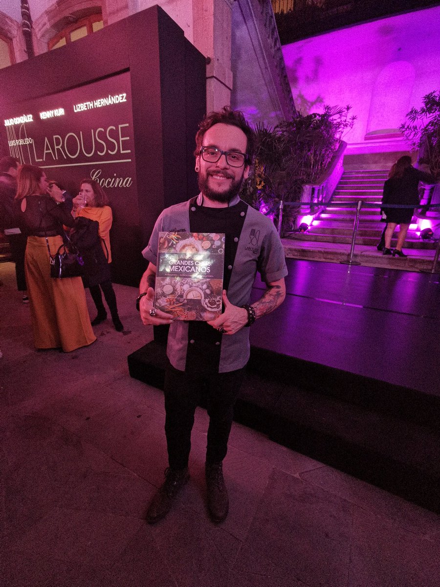 En el libro Larousse Grandes Chefs Mexicanos, encontrarás más de 100 #recetas de postres, panes, dulces y chocolates, de grandes chefs expertos mexicanos. También viene un glosario con explicación de términos, técnicas y métodos culinarios. <a href="/cmexicana/">Culinaria Mexicana</a>