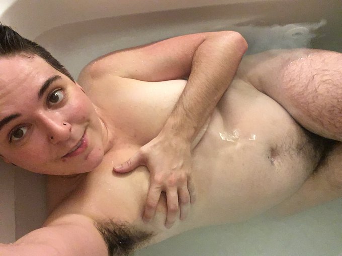 🧜🏻‍♂️ℍ𝕒𝕣𝕝𝕖𝕪 ℍ𝕖𝕩 💦 - Who wants to join me in the bath? 💦 https://t.co/w7OxZXtrS9