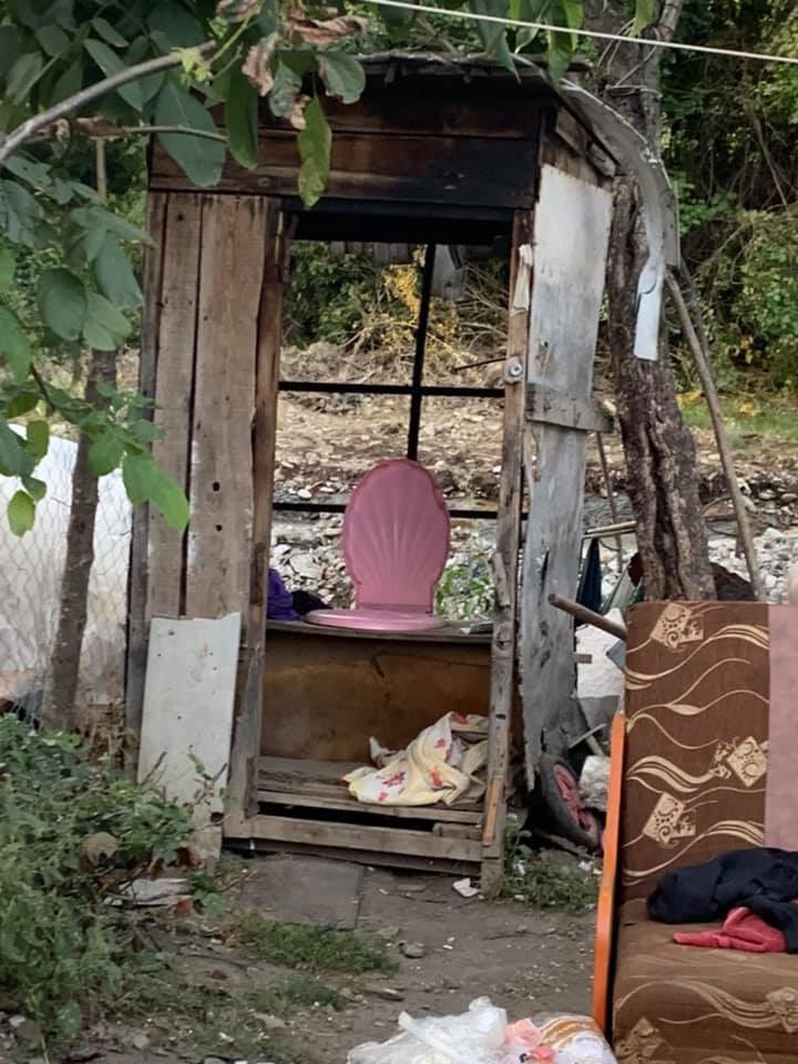 GrassrootsTrust's tweet image. In Romania and arrived at the site where we will be #buildingahome for a family with 7 children. The family is currently living outdoors. The #toilet has views in all directions. Please pray for the team as they work amongst a #downtrodden community that hope would arise.