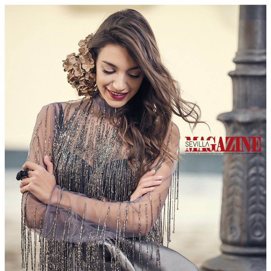 Florsali's tweet photo. 👸😍La impresionante @anaguerra vestida con un diseño de @eloyenamorado y los complementos de Florsali; posado para @SevillaMagazine 😘

🎯Fijaos en el #ramillete de #buganvillas en tono cobrizo.

🎯https://t.co/o9ezsykF36

#mayorista #moda #floresdeflamenca https://t.co/GlDf9HcXut